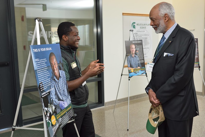 Dean's Research Scholar student presenting their research